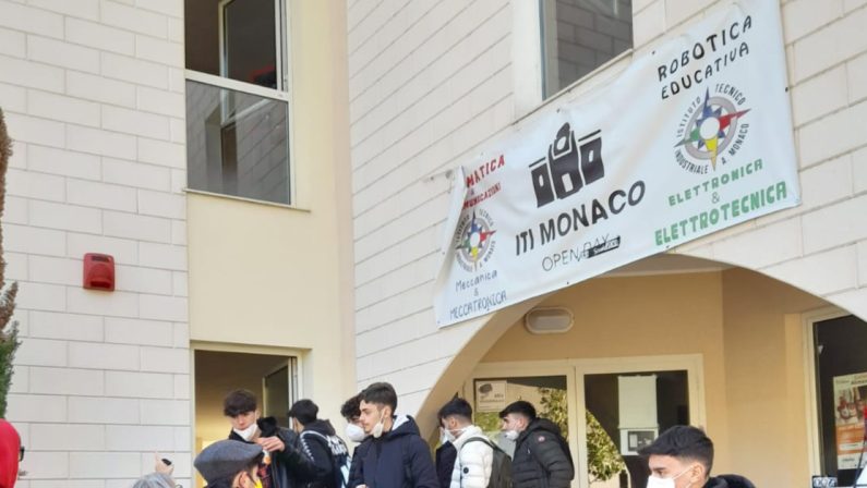 Scuola, la protesta degli studenti dell'Itis di Cosenza: «Dad e ffp2 gratis per tutti»