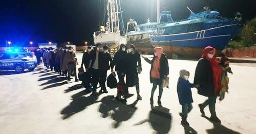 I migranti sbarcati a Roccella Jonica nella notte