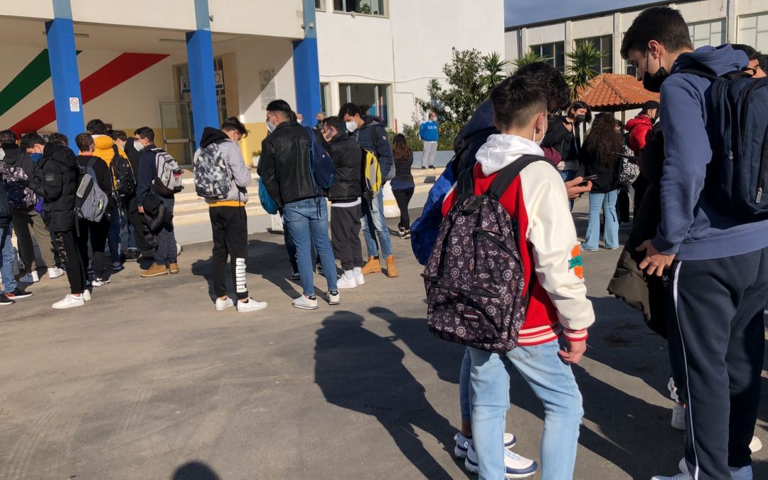 Studenti fuori da una scuola dopo la scossa di terremoto