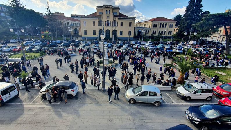 Rischio sismico, il Comune di Vibo elimina i parcheggi al centro di piazza Municipio