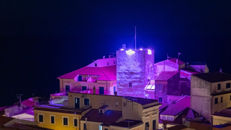 Giro d'Italia 2022, la Torre del Semaforo di Diamante illuminata di rosa