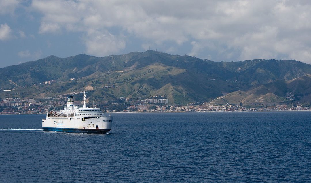 Un traghetto nello Stretto di Messina