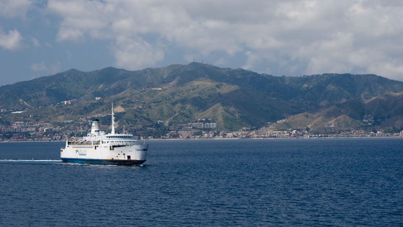 Stretto di Messina, ordinanza del presidente siciliano: traghettano tutti