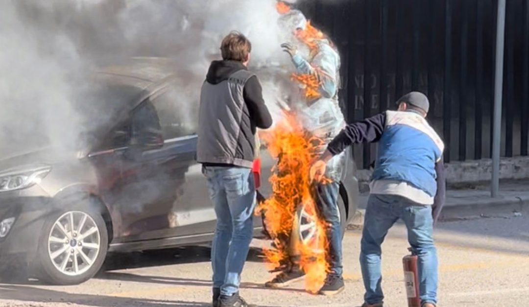 L'uomo in preda alle fiamme e i tentativi per salvarlo (foto di Francesco Greco)