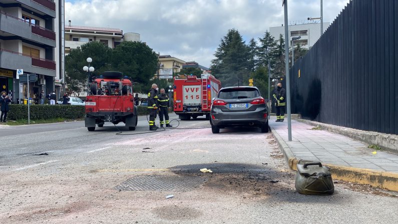 Morto il 33enne che si era dato fuoco davanti la caserma dei carabinieri di Rende