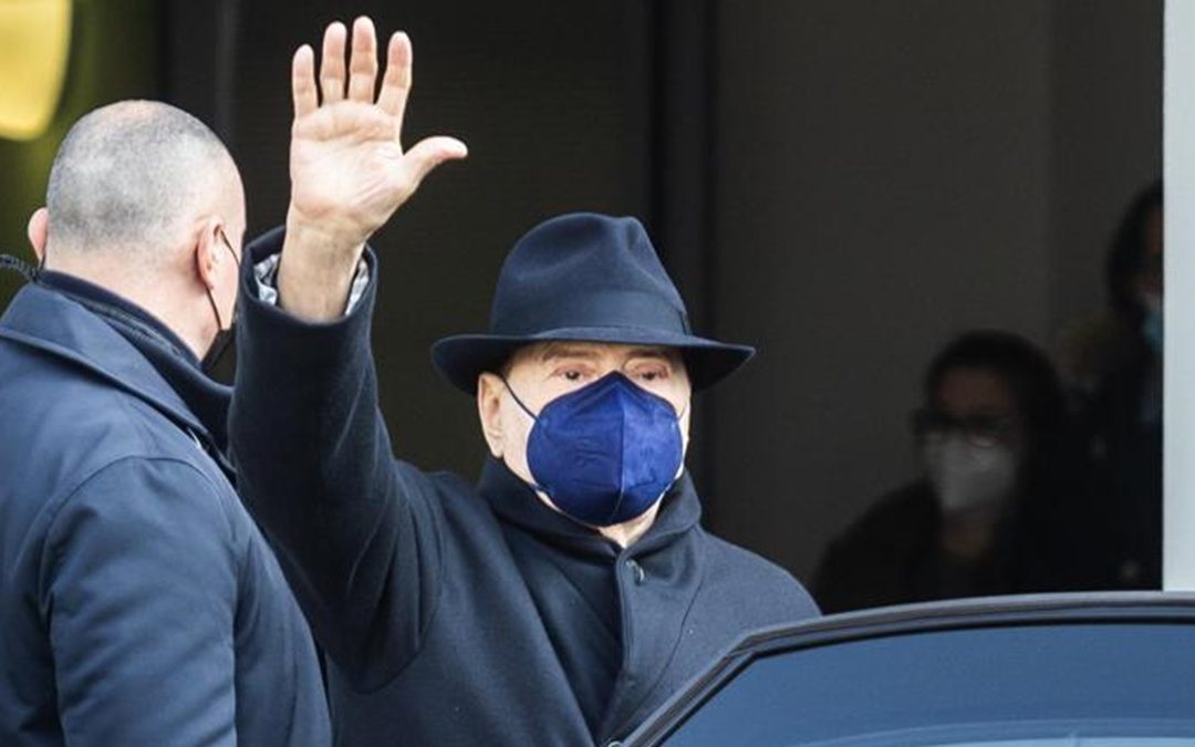 Silvio Berlusconi esce dal San Raffaele dopo il ricovero
