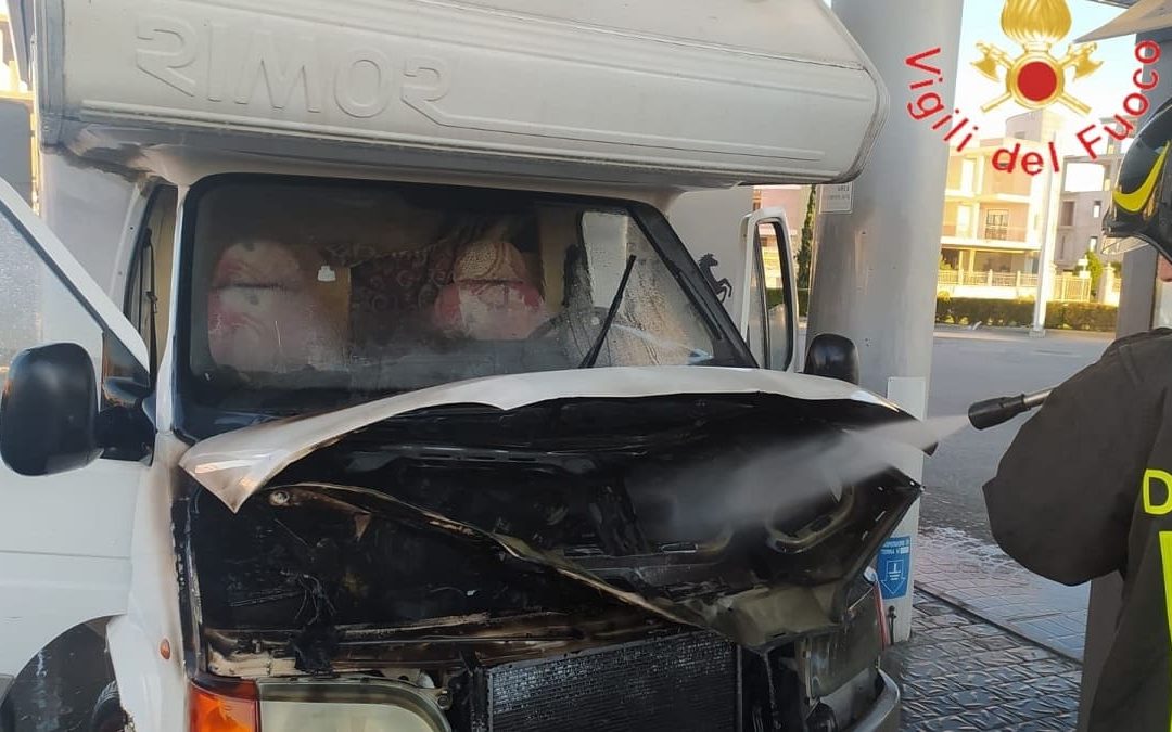 Cirò Marina, camper prende fuoco in una stazione di servizio