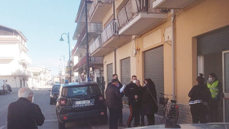 Tensione al centro vaccinale di Vibo Marina, arrivano i carabinieri