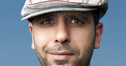 Checco Zalone cerca 7 parrocchiani per Sanremo. Ma è una burla del prete