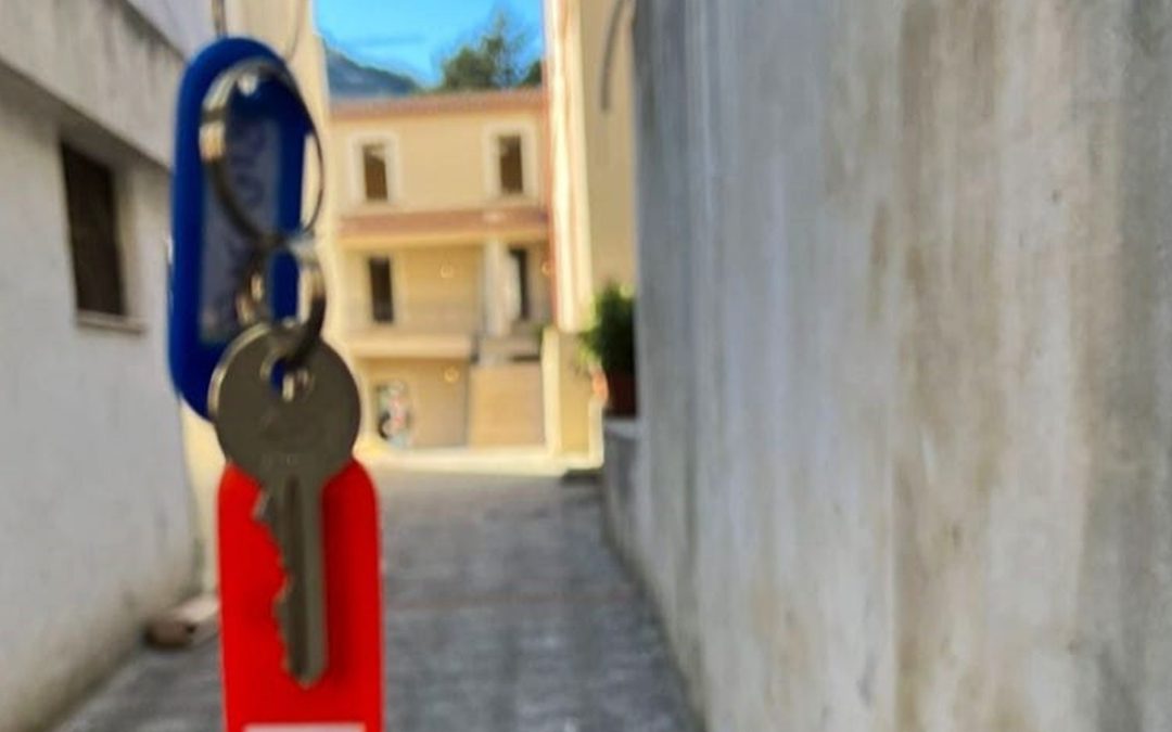 Le chiavi dell'Istituto delle Canossiane riconsegnate dagli studenti