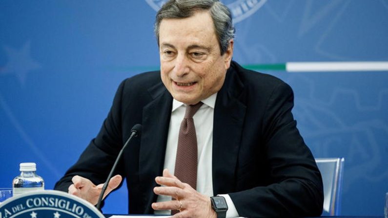 Draghi: «Gran parte dei problemi dipendono dai non vaccinati»