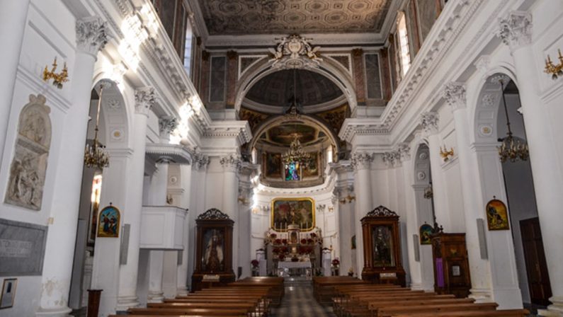 Pizzo, raid nel Duomo di San Giorgio: rubate le offerte e distrutti i candelabri