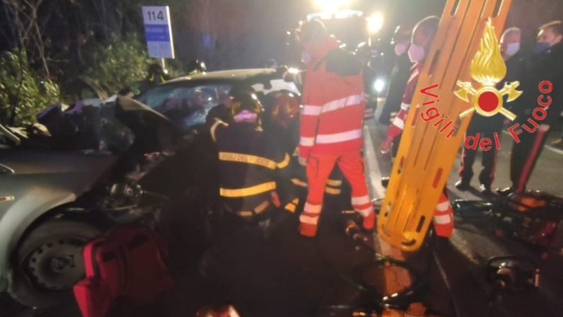 Scontro tra due auto nel Crotonese, quattro feriti