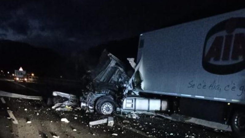 Tir fuori strada sull&rsquo;A2 a Campotenese, il carico finisce sulla carreggiata