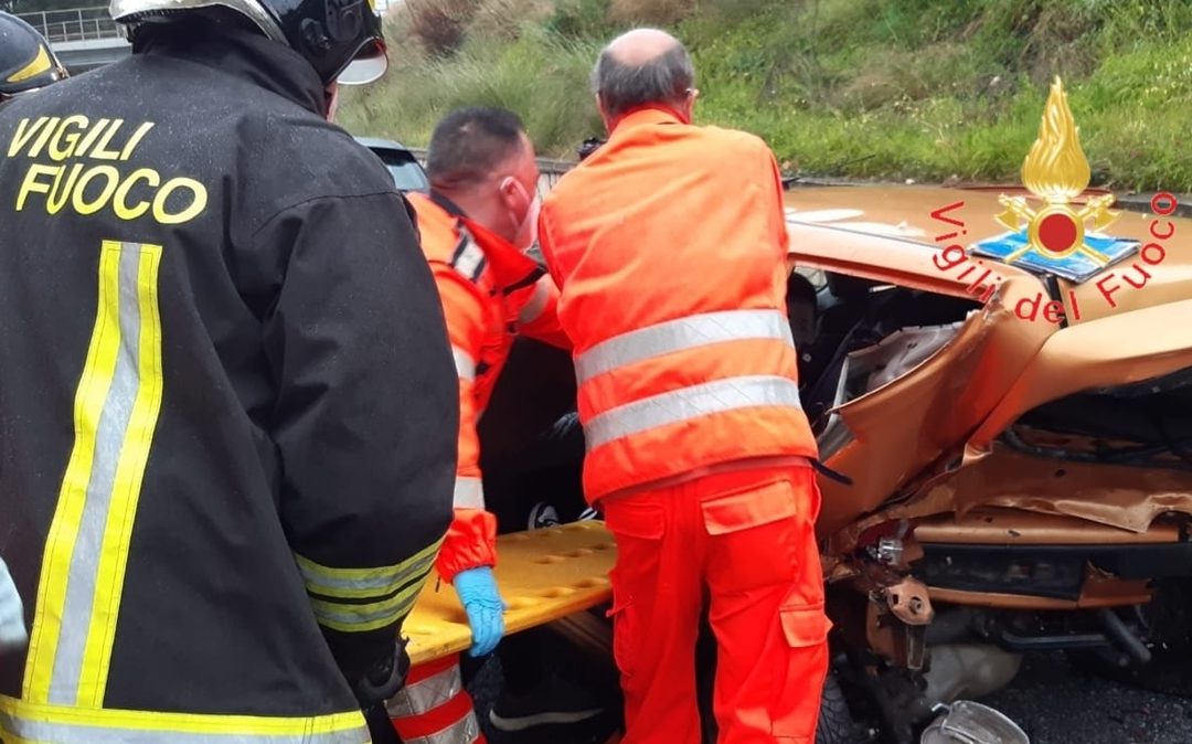 Vigili del fuoco e 118 sul luogo dell'incidente