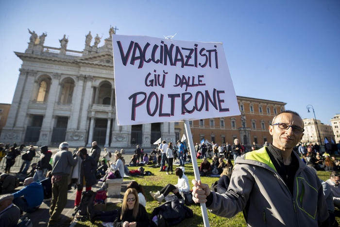 A Roma il presidio dei no vax: in molti senza mascherina, c'è anche Montesano