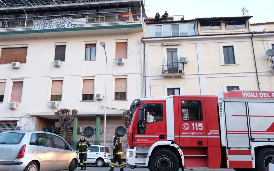 L'intervento dei vigili del fuoco e i lavoratori sul tetto della struttura (foto Francesco Greco)