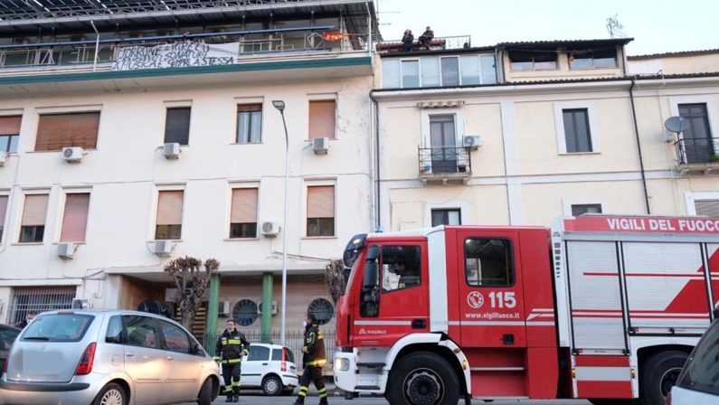 Licenziamenti alla casa di cura San Bartolo di Cosenza, tre dipendenti salgono sul tetto