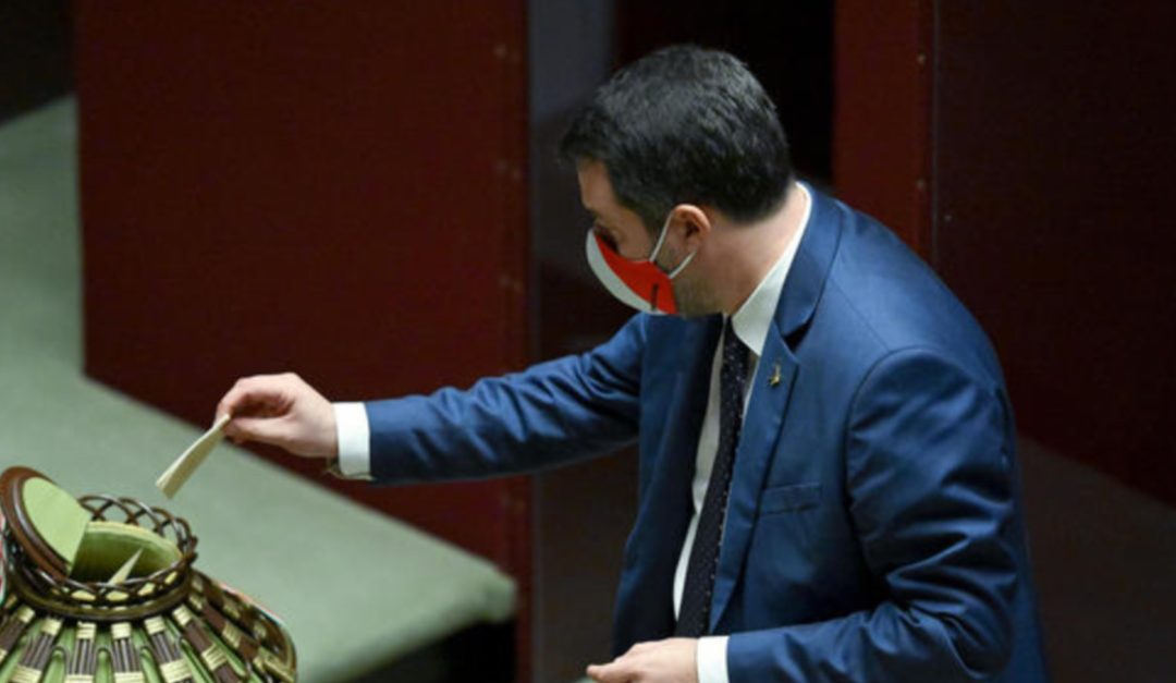 Salvini deposita il suo voto nell'urna