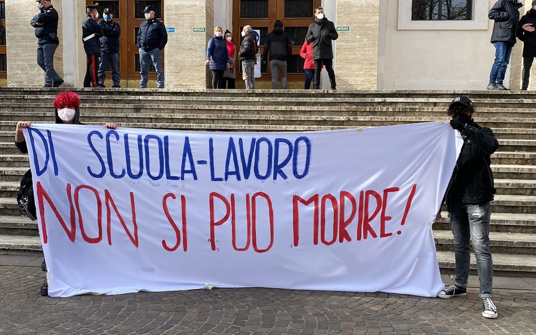 Lo striscione esposto dagli studenti a Cosenza (foto e video Francesco Greco)