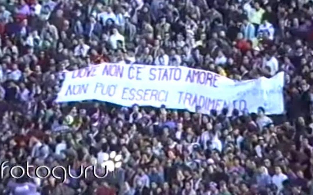 Lo striscione dei tifosi del Cosenza dopo il passaggio di Di Marzio al Catanzaro (foto Vincenzo Iaconianni)