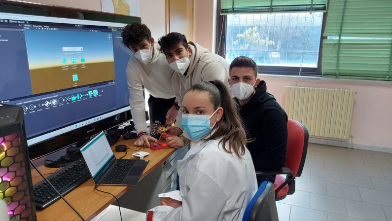 Covid, gli studenti dell&rsquo;Itg-Iti di Vibo realizzano un misuratore di CO2 nelle aule
