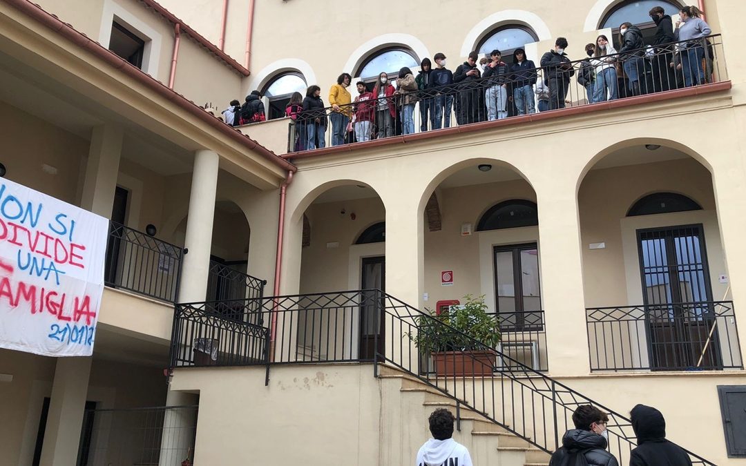 Studenti in protesta al liceo Telesio nei giorni scorsi