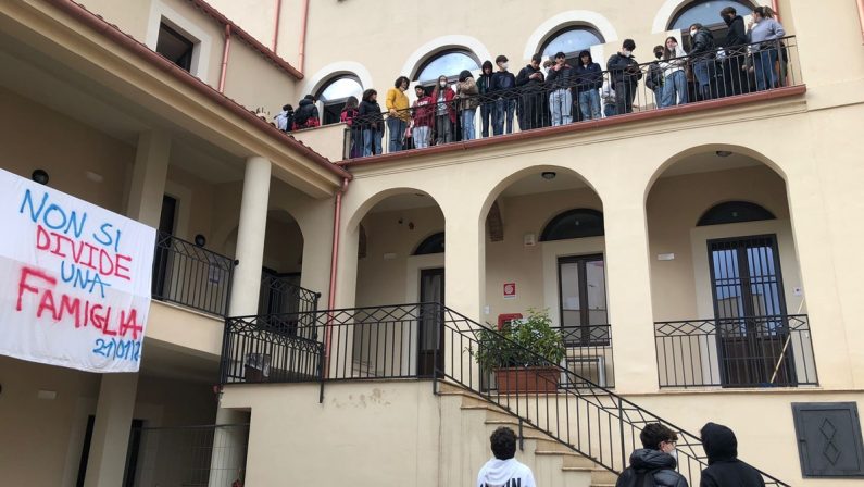Gli studenti del Telesio occupano l’ex Convento: «Rivogliamo la nostra scuola» - Video