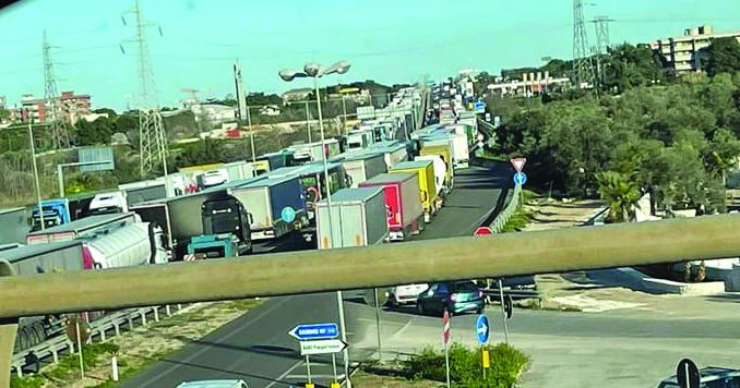 Protesta autotrasportatori: tir a rilento, in Puglia rischio scaffali vuoti