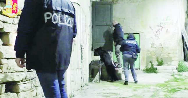 Una fase dell’operazione “Market drugs” che ha portato all’arresto di 43 persone fra Bari e Bitonto e messo in ginocchio la rete che gestiva lo spaccio di droga