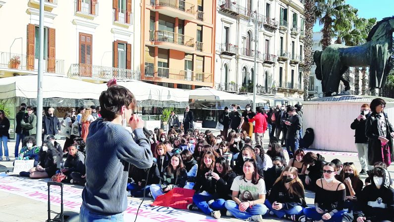 «Basta con la scuola-lavoro», anche a Bari studenti in piazza