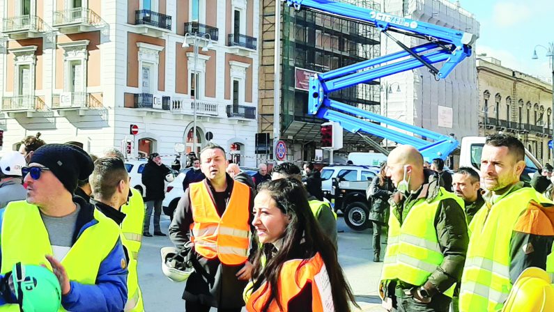 La protesta degli edili a Bari: «i nostri cantieri sono bloccati» 