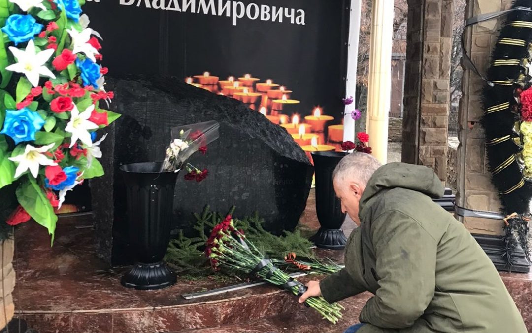 Alfredo Iorio deposita dei fiori per le vittime della guerra