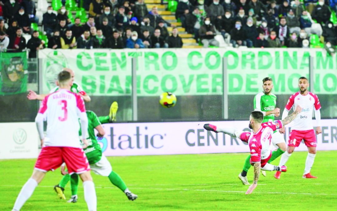 L’acrobazia di Antenucci che per poco non ha sbloccato il derby (foto in pagina di  www.sscalciobari.it)