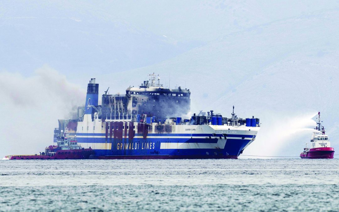 Continuano le operazioni di spegnimento della nave da tre giorni in preda alle fiamme.