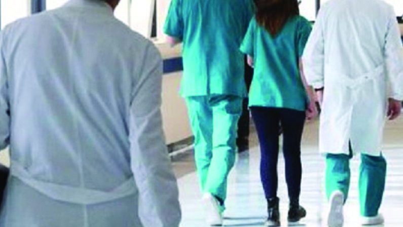 Medici dell’Asp in servizio nel privato, tre denunce a Reggio