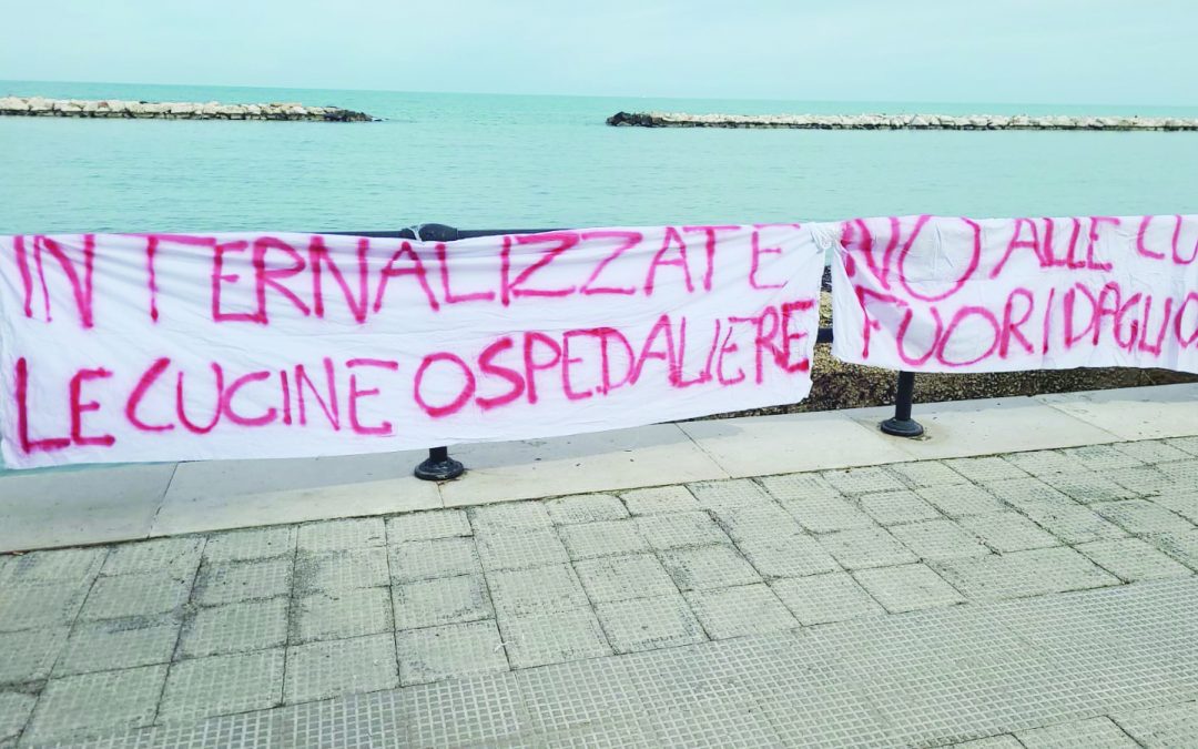 Uno striscione di protesta mostrato durante la manifestazione di giovedì scorso