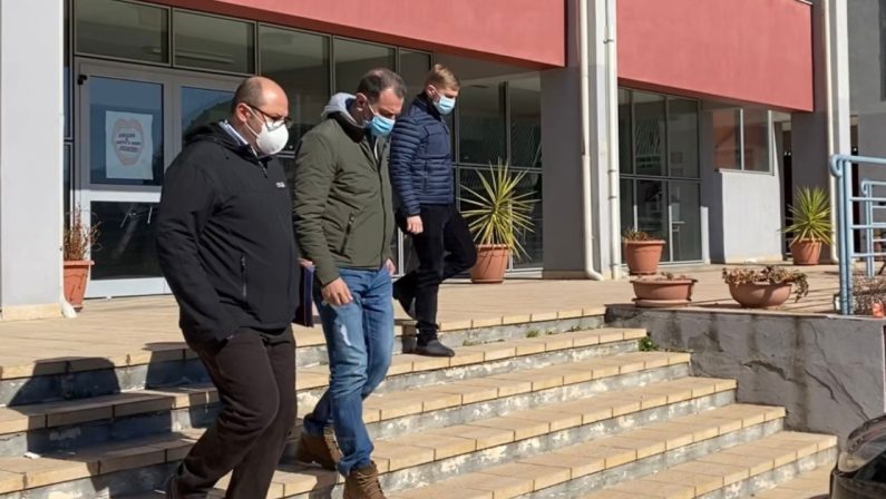 I carabinieri al liceo di Castrolibero. Lettera ai genitori: &laquo;Necessario riprendere le lezioni&raquo;