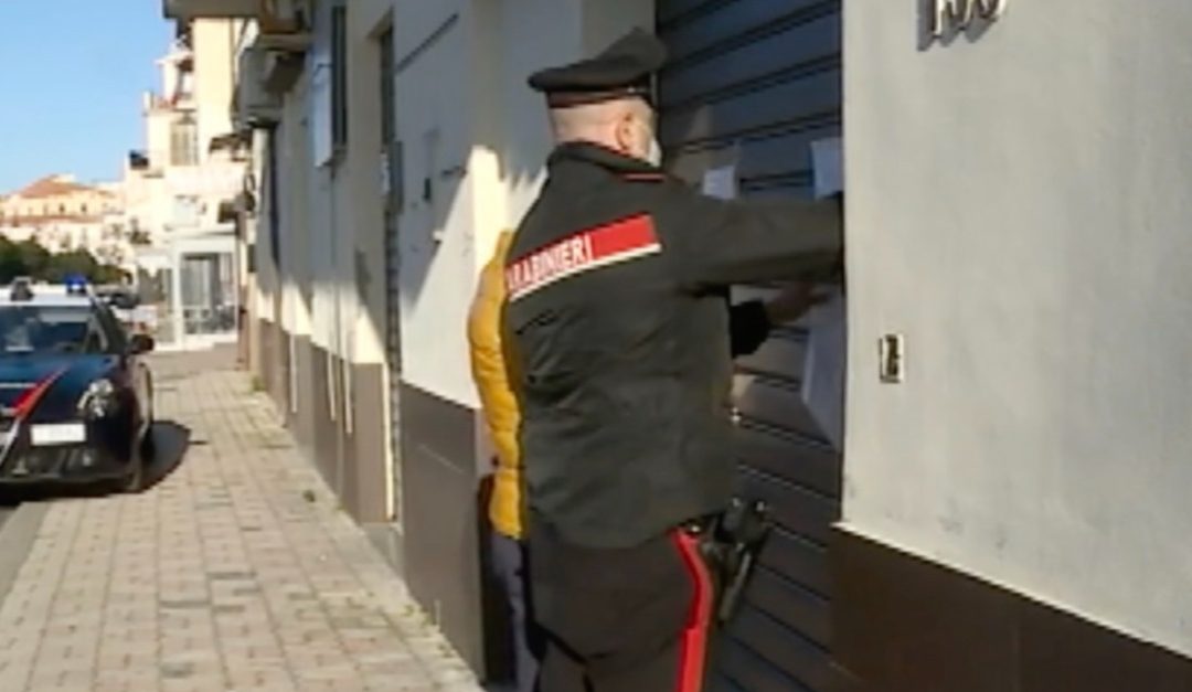 I carabinieri e il locale dove è avvenuta la sparatoria