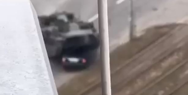 VIDEO - La follia della guerra in Ucraina: Carro armato schiaccia auto in fuga