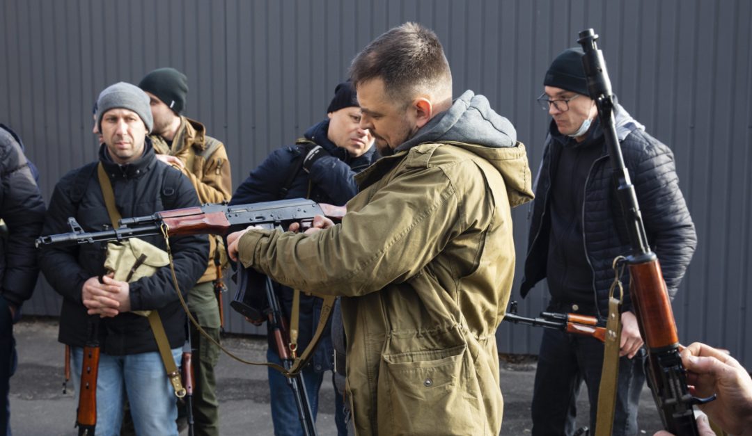 Civili ucraini si armano per fronteggiare l'esercito russo