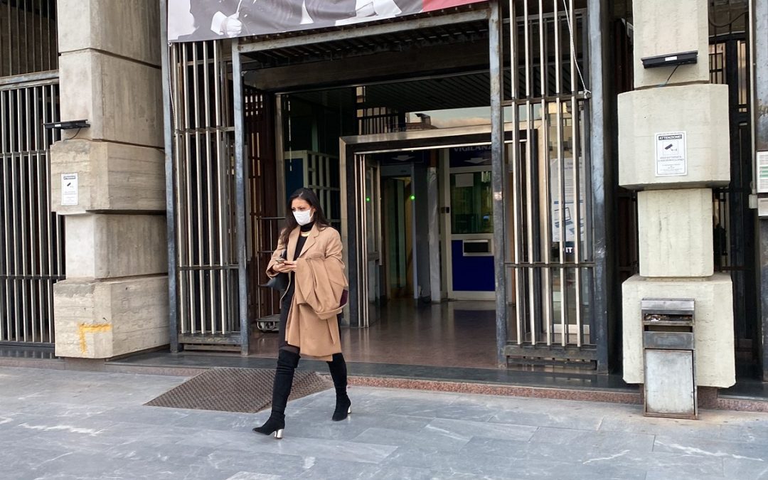 Dalia Aly esce dal tribunale di Cosenza (Foto Francesco Greco)