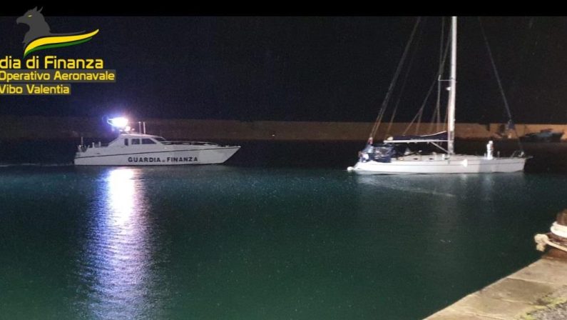 Imbarcazione al largo di Crotone, salvati 98 migranti e presi 3 scafisti