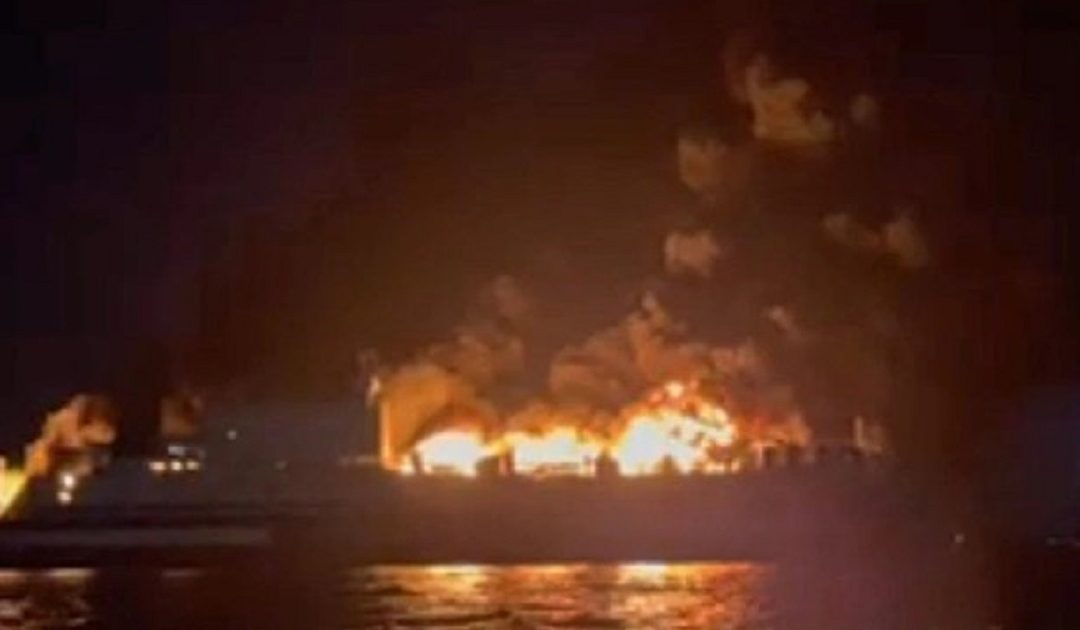 Un'immagine del traghetto in fiamme diffusa dai media greci