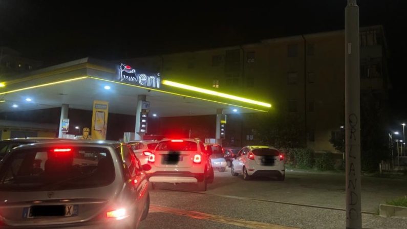 Assalto ai distributori di carburanti, psicosi in Calabria tra guerra e scioperi