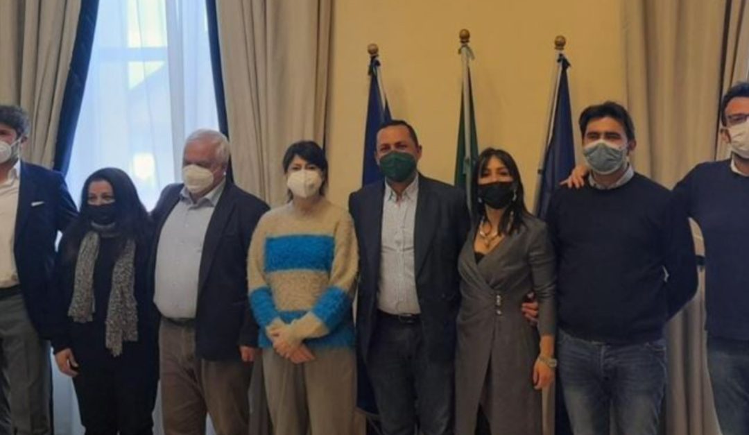 Il sindaco Guarente con la nuova Giunta