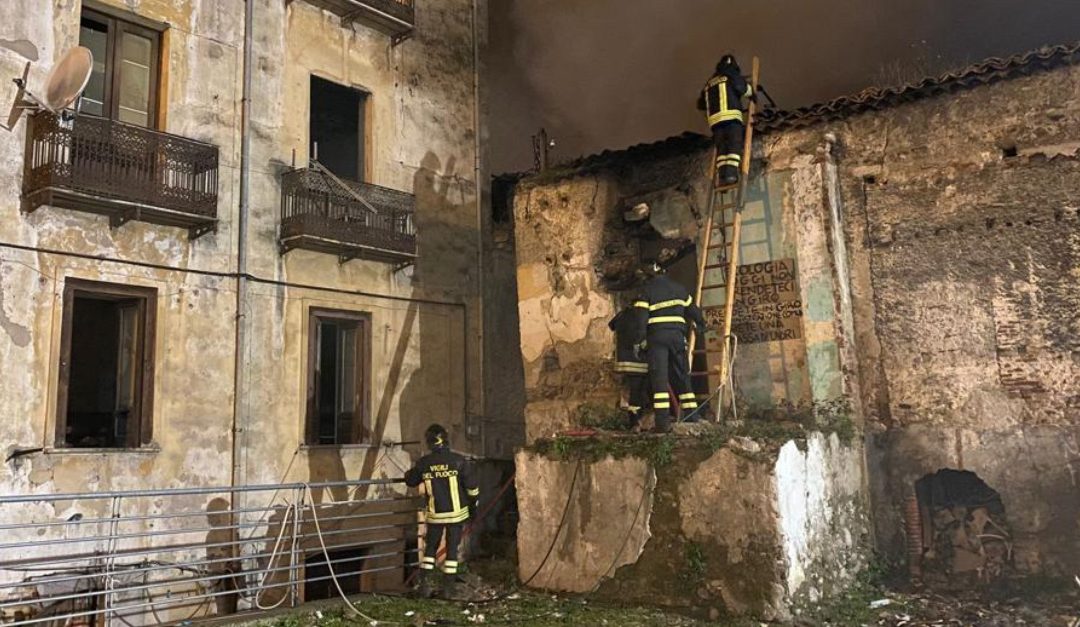 La palazzina colpita dall'incendio (foto di Francesco Greco)