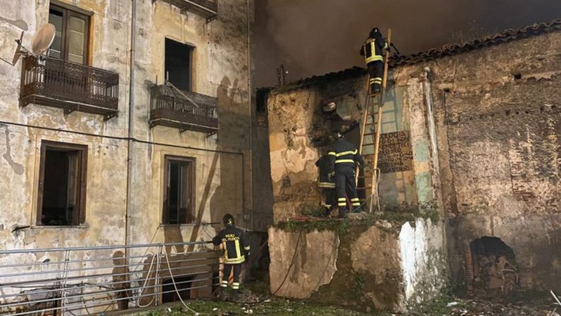 Incendio nel centro storico di Cosenza, fiamme nel quartiere Santa Lucia