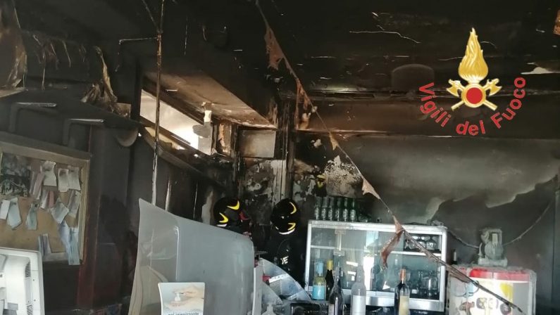 Stabilimenti balneari in fiamme nel Catanzarese, danni a due strutture - VIDEO