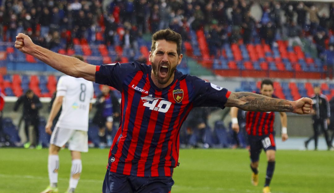 Joaquin Larrivey esulta dopo aver segnato il gol decisivo